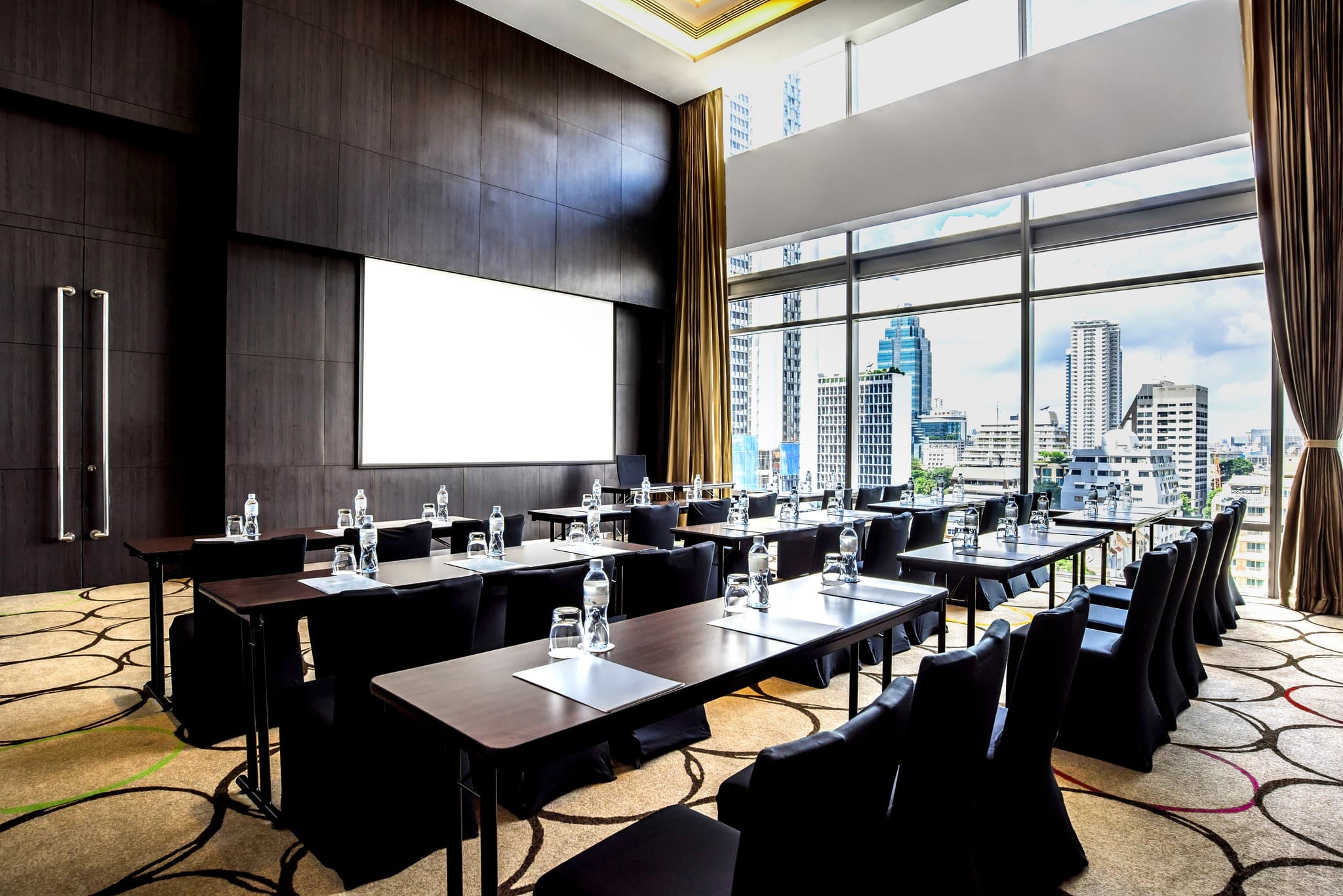 ห้อง Ballroom 1 ในรูปแบบ Classroom สำหรับ Workshop ที่ Four Points by Sheraton Bangkok Ploenchit